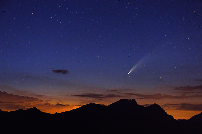 photo montagne alpes beaufortain astrophotographie comete neowise