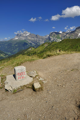 photo montagne alpes randonnée GR5 col coux frontiere borne