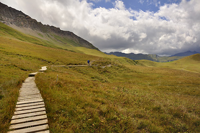 photo montagne alpes randonnée GR5 beaufortain sentier pilotis planches