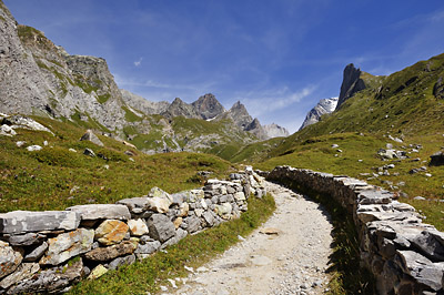 photo montagne alpes randonnée GR5 vanoise sentier pavé