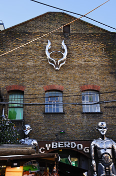  photo Londres camden town cyberdog