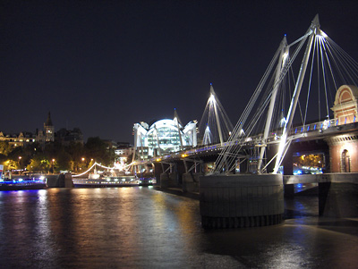 Londres nuit Golden Jubilee Bridge gare de Charing Cross