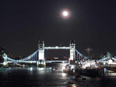 Londres nuit Tower Bridge pleine lune