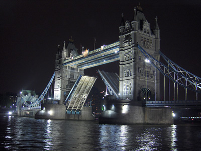 Londres nuit Tower Bridge relevé