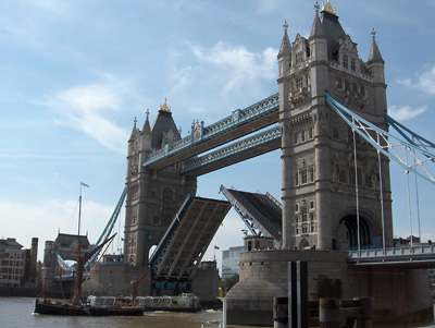 Londres Le Tower Bridge relevé