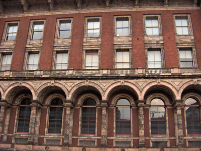 Londres Victoria and Albert Museum facade cote