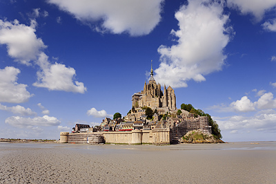 photo france bretagne normandie mont saint michel baie sable maree basse marche marcheurs randonnee randonneurs