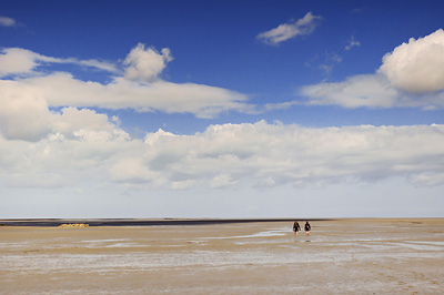 photo france bretagne normandie mont saint michel baie sable maree basse marche marcheurs randonnee randonneurs