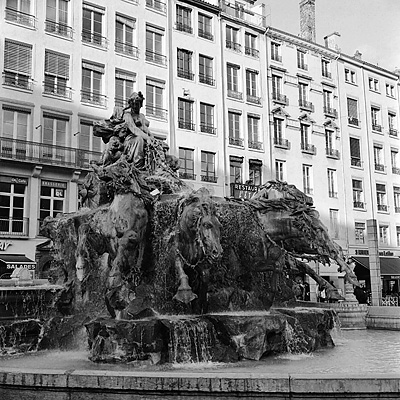 photo rolleiflex lyon croix rousse hotel de ville fontaine bartholdi