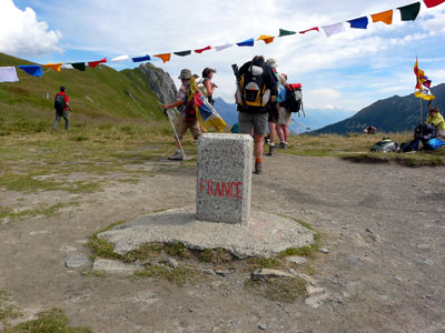 photo montagne alpes randonnée tour du mont blanc tmb kora col de balme frontière suisse