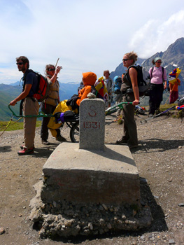 photo montagne alpes randonnée tour du mont blanc tmb kora joelette grand col ferret frontière