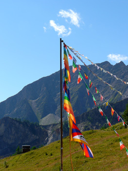 photo montagne alpes randonnée tour du mont blanc tmb kora col chécroui drapeaux