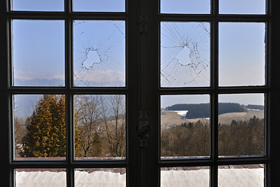 photo urbex sanatorium hôpital hôpitaux fenetres cassees