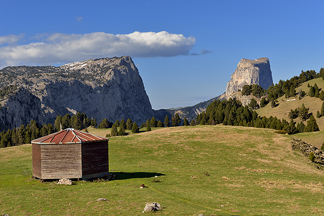 photo montagne alpes randonnee rando vercors plateaux refuge cabane chaumailloux mont aiguille