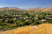 Oasis de verdure au milieu des arides montagnes d'Arménie