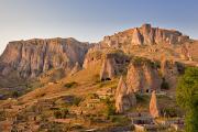 Cheminées de fée et cimetière de Goris