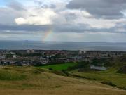 Edimbourg - Vue en montant vers Arthur's seat, la mer et un arc en ciel