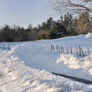 Le chasse-neige a oublié son tas au milieu de la route !