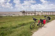 Joli piste et carrelets avant Talmont sur Gironde