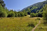 Petit sentier et grandes montagnes