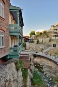 Maisons colorées et suspendues