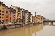 Bâtiments colorés le long de l'Arno