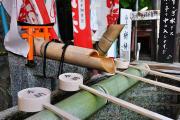 Fushimi-Inari - Petit temple avec des louches d'eau pour se purifier