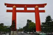 Grand torii à l'entrée du sanctuaire Heian-Jingu