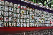 Meiji-jingu - Tonneaux de saké en offrande