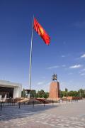 Statue de Manas et drapeau national