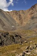 Descente du col. Droit dans les petits cailloux qui roulent sous les pieds.