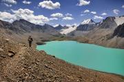 Le long du lac Ala-Köl, avec un beau glacier dans le fond