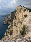 Le sentier de l'après-midi passe au sommet de ces falaises