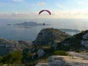 Parapente décollant de Marseilleveyre