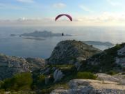 Parapente décollant de Marseilleveyre