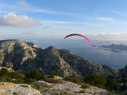 Parapente décollant de Marseilleveyre