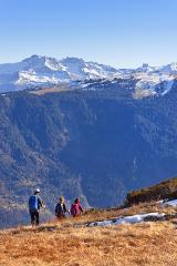Descente face aux massifs du Beaufortain et du Mont-Blanc