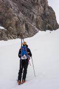 Final skis sur le sac et crampons aux pieds