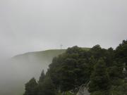 Entre deux nuages, on aperçoit la croix au fond