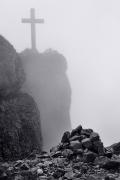 La croix du Nivolet apparaît dans la brume