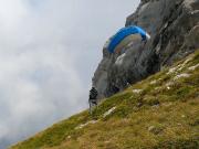 Un parapente en plein décollage