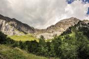 Montée sous la falaise des Egratz