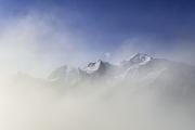 Le massif du Mont-Blanc se cache...