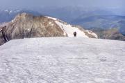 Peu avant le sommet, sur fond de Mont Tondu