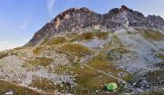 Panorama des belles falaises au-dessus du lac du Peyron