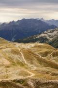 Deux petits randonneurs perdus dans le paysage