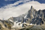 Les Drus jouent avec les nuages