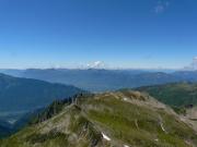 Au sommet, vue vers Albertville. Au fond, les Bauges.