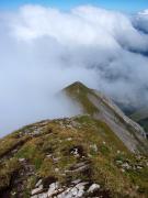 Sur l'arête, descente dans les nuages