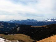 Vue sur les Aravis et les chalets d'Hermance